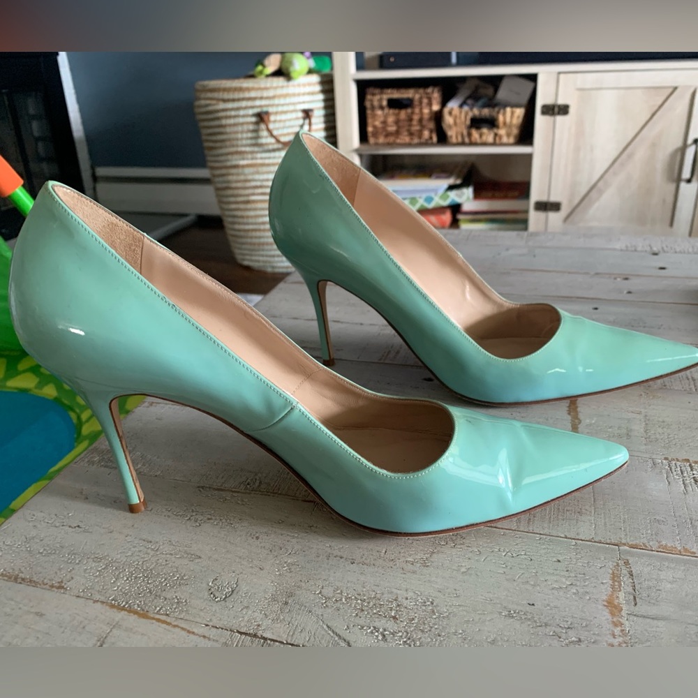 Mint green Patent Leather Manolo Blahnik 4” Heels. Pointed toe pumps size 42
